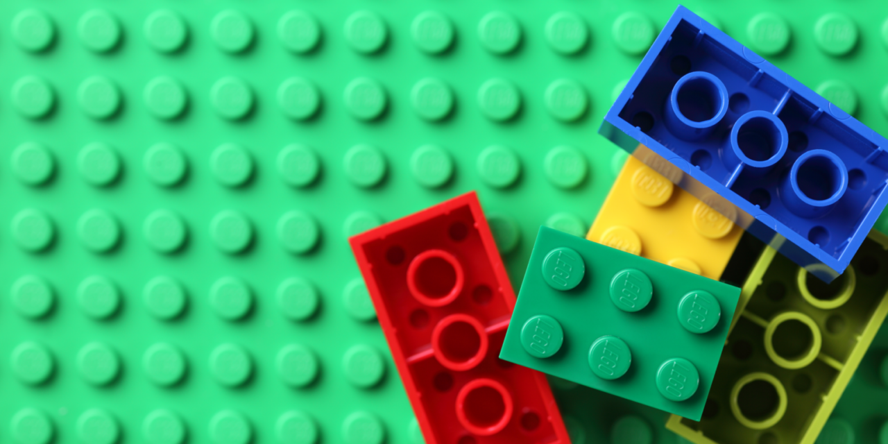 A LEGO kilencvenegy éves története: fajátéktól a robotokig