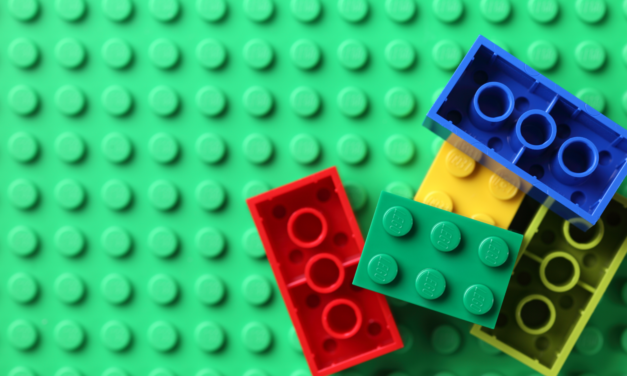 A LEGO kilencvenegy éves története: fajátéktól a robotokig