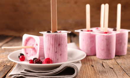 Könnyű nyári finomság gyerekeknek: Fagyasztott gyümölcsös joghurt