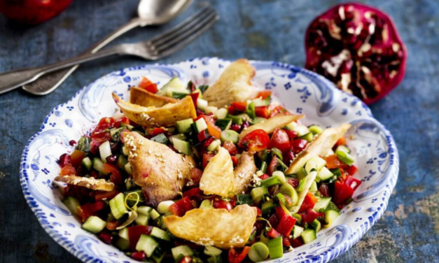 Fattoush: Libanoni kenyérsaláta gránátalmával