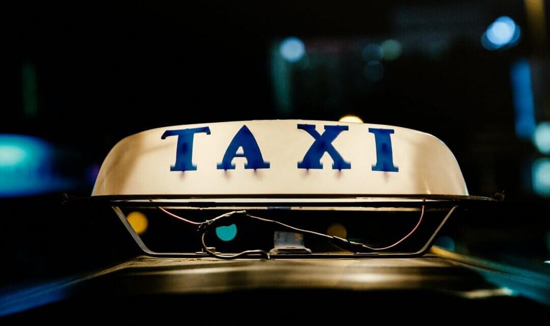 Taxis segítség: megszeppent a néni, de hazafuvarozhatta