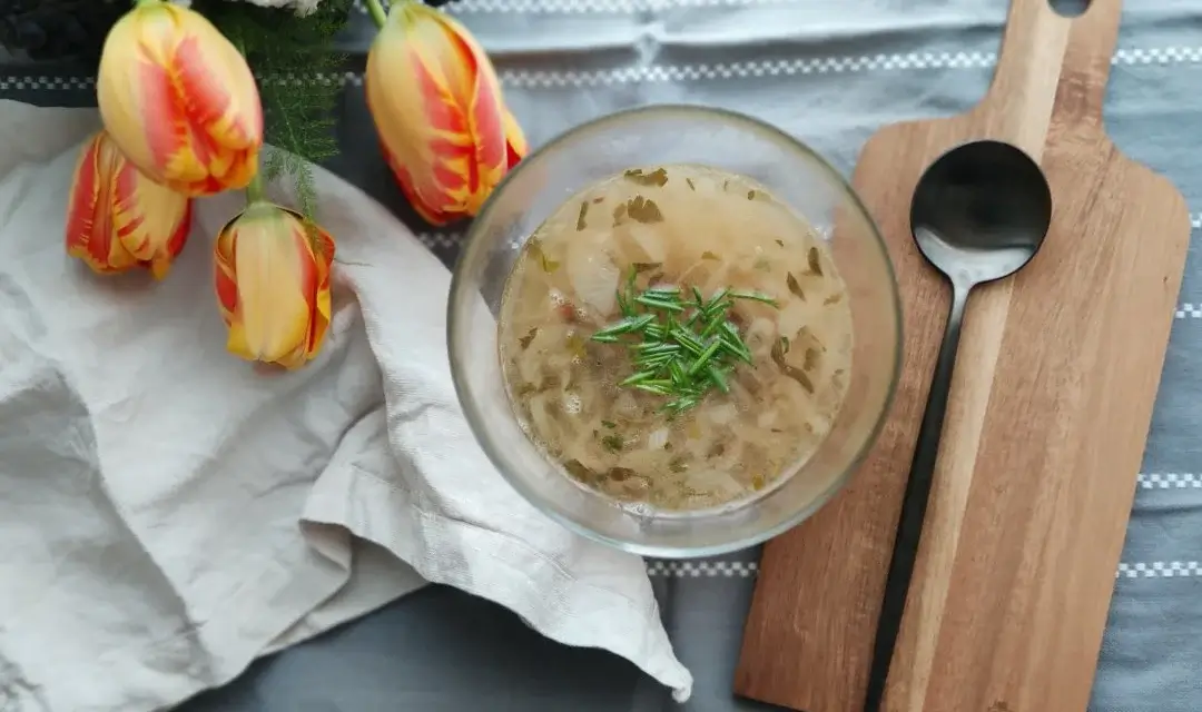 Lacina páter hagymalevese – recept a Nagy Macskajajkönyvből