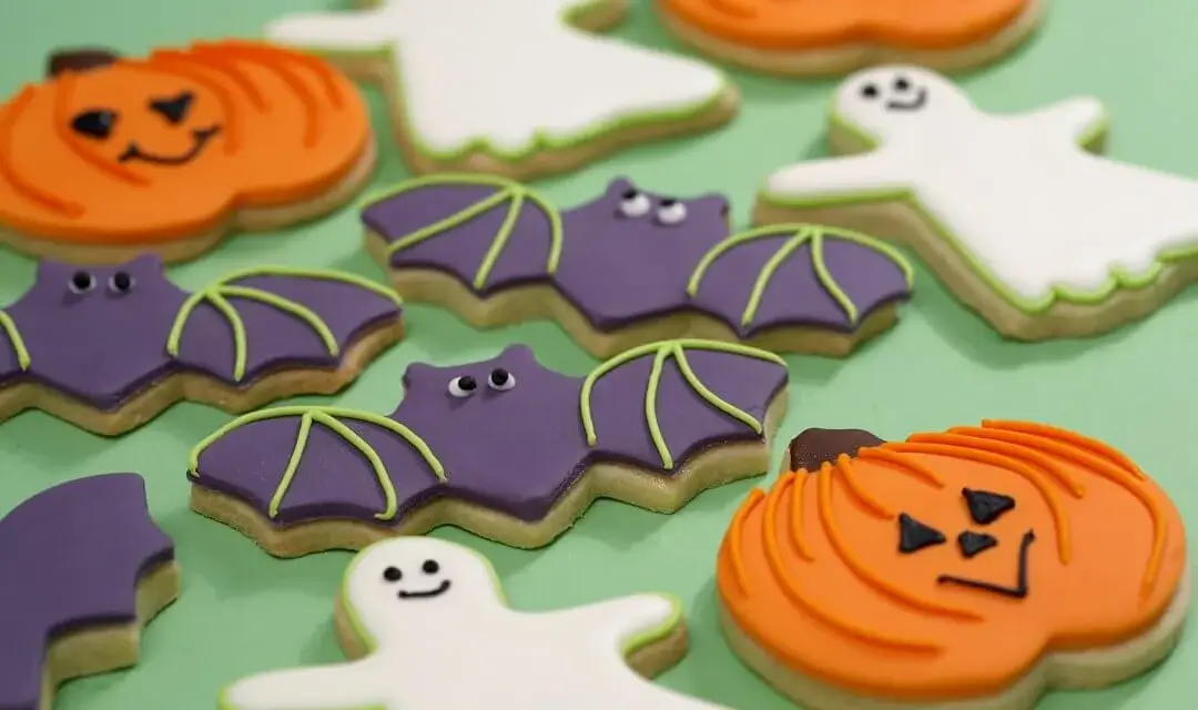 Szellemes kekszek Halloweenra gluténmentes és búzás változatban