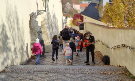 Prága gyerekekkel, vonattal: söröző és kártyajáték megfér egymás mellett