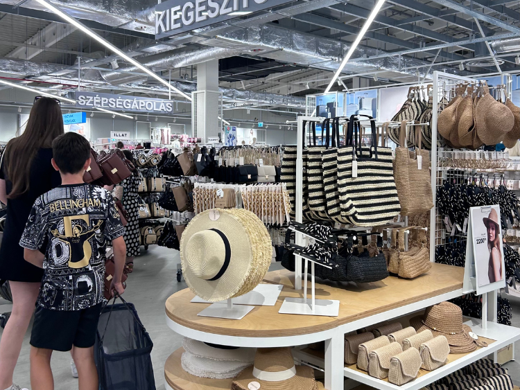 Kedden nyit a Primark, de mi már vásároltunk babaholmit az Arénában