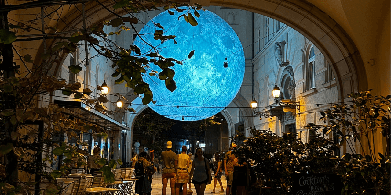 Szelfi a Holddal, ami sosem volt még ennyire közel hozzánk, mint most a Piarista közben