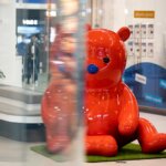 Zhang Zhanzhan gyógyító vörös maci szobrai érzelmi játékra hívnak