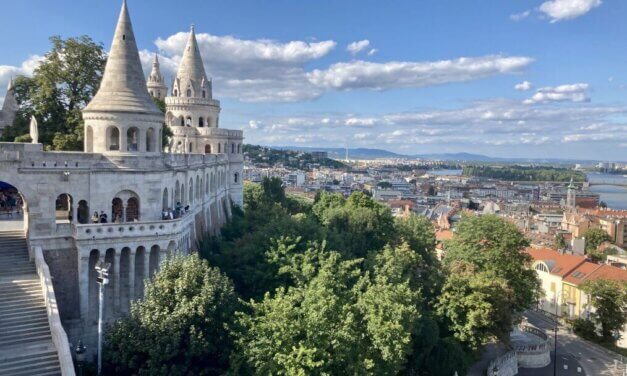 Budapesten turistaként: Naplementében nézni a fodrozódó Dunát